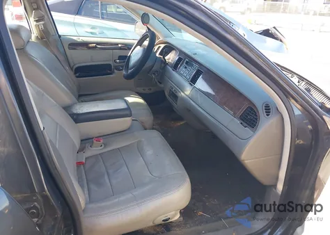 1998 Lincoln Town Car Signature z USA, uszkodzony, nr VIN 1LNFM82W1WY734800